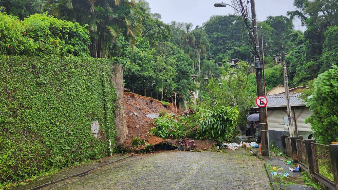 Mais De Dez Ruas Tem Interdi Es Em Blumenau Ap S Chuvas Farol Blumenau