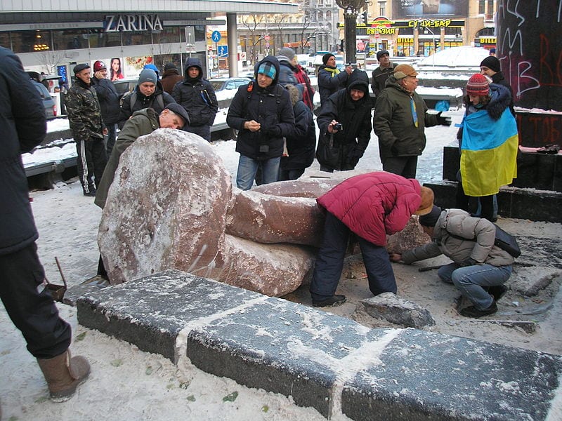 A estátua do líder soviético Lênin é derrubada por uma multidão: o símbolo da forte recusa dos manifestantes pró União Européia