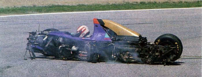 O Simtek quase desintegrado, trazendo Ratzenberger desfalecido no cockpit (F1 Rejects)