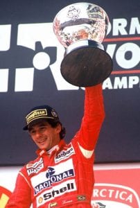 A velha imagem de vitória no pódium, pose repetida por Senna 41 vezes (Diario Motorsport)