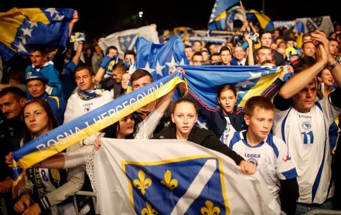 Bosnios na rua comemoram a passagem para a Copa no Brasil (R7)