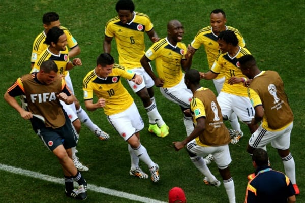O envolvente e forte futebol colombiano, sensação da copa 2014 (UOL)