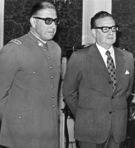 Gal. Augusto Pinochet e Salvador Alliende (dir.), um raro momento de paz entre os opositores (vox populi)