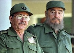 Rául e Fidel Castro: meio século de uma variante tropical do stalinismo.