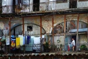 Cortiço em Havana: sem água encanada e dignidade.