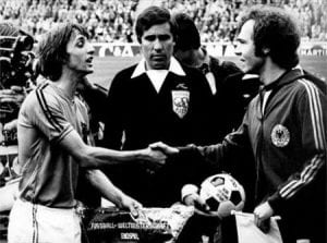 Cruijff e Beckenbauer se cumprimentam em 1974. A favorita Holanda começava assim sua sina de "quases" (Imortais do Futebol)
