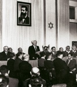 Davi Ben Gurion, primeiro chefe de estado israelense, na cerimonia de independência de Israel, em 1948