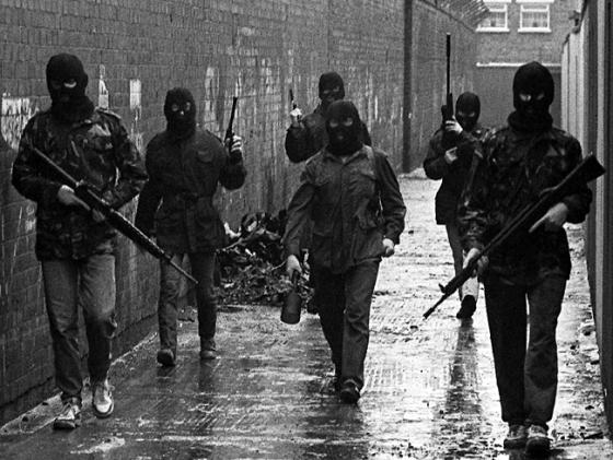 IRA entre as ruelas de Belfast. Atuação do grupo foi encerrada em 2005. (Desconhecido) 