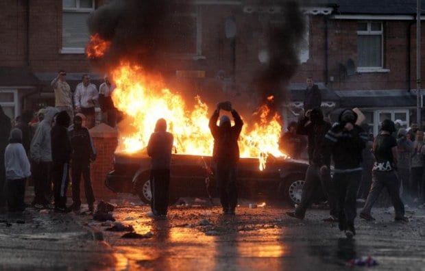 Um dia de conflitos entre manifestantes e policiais no Ulster (FCnotícias)