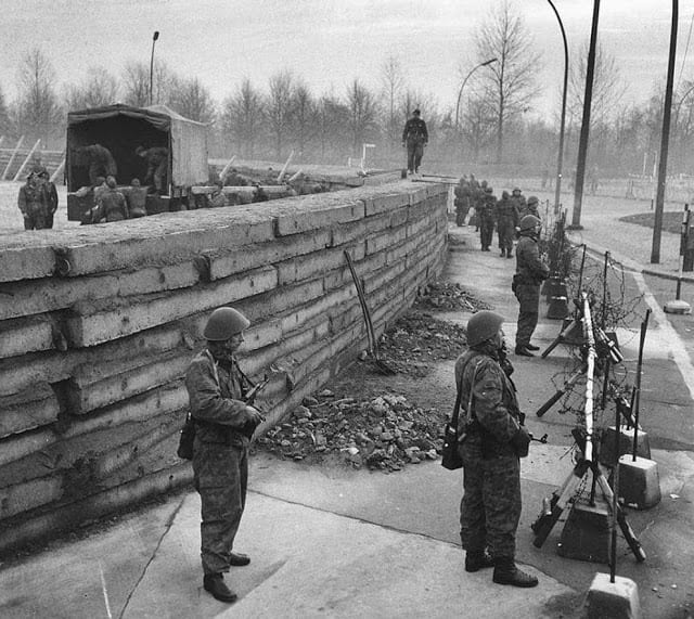 O levantar do muro de Berlim, na região do Portão de Brandenburgo, 1961 (Imago História)