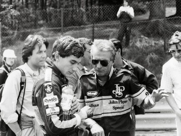 Gerard Ducarouge (de óculos) e Senna. Engenheiro francês morreu aos 73 anos (Motorsport)