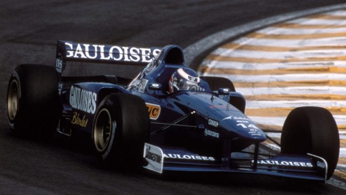 Panis acelera o Prost em 1997. Apesar do bom começo, a realidade se mostrou bem mais difícil (Sutton)