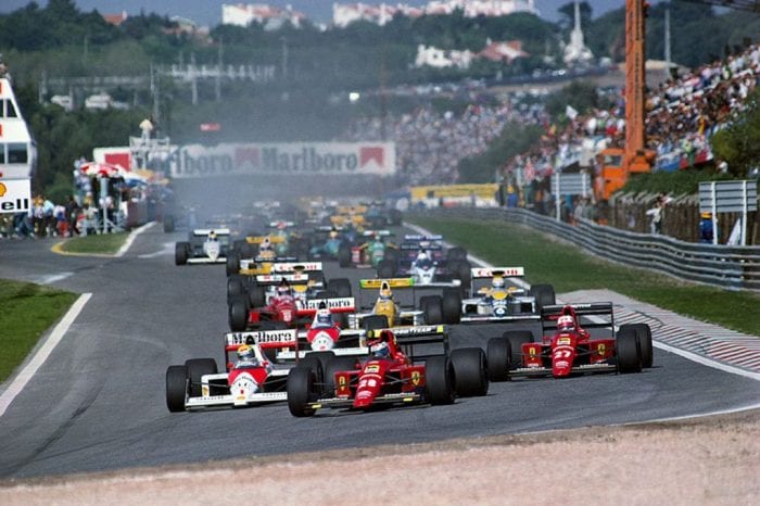 Largada dos 26 pilotos no GP de Portugal de 1989. Olhe para trás, ainda tem carro vindo (Motordrome)