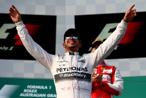 Hamilton comemora a primeira vitória de 2015. GP da Austrália foi uma das piores aberturas de temporada da história da F1 (Getty Images)