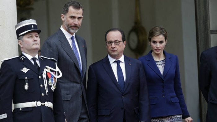 O Rei Felipe VI (de barba, a esquerda) visitava a França junto da mulher, a Rainha Letizia (dir) quando soube da tragédia. O casal reuniu-se nesta tarde com o presidente francês, François Hollande (centro) para definir rumos da investigação e operações (Reuters)