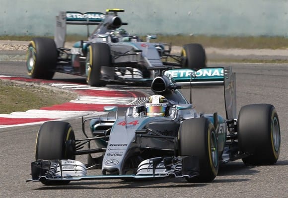 Mercedes segue dominando, mas pode enfrentar contratempos com o "climão" entre os pilotos (AP)