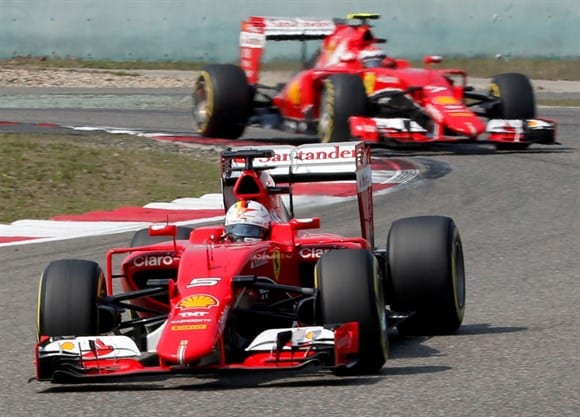 Vettel (a frente) e Raikkonen, terceiro e quarto em Xangai. Ferrari trabalha motivada para alcançar a Mercedes (AP)