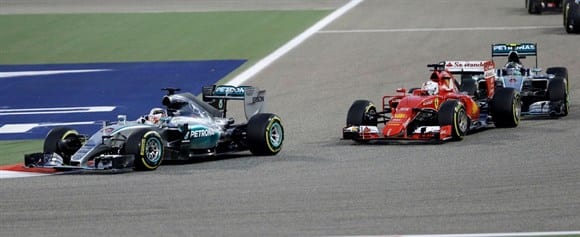 Vettel (no meio) foi quem começou fustigando as Mercedes, mas terminou em quinto (AP)