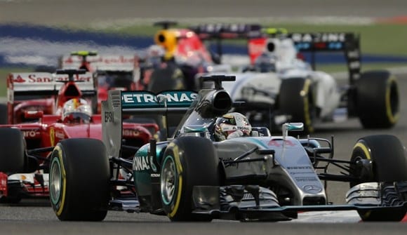 Hamilton parte na frente para vencer mais uma. Mas distância para a Ferrari diminui (AP)