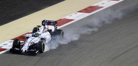 Massa trava pneu em uma das curvas de Sakhir. Brasileiro saiu dos boxes e terminou apenas em 10º (AP)