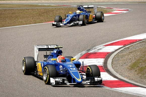 Nasr a frente de Ericsson. Brasileiro chegou em oitavo e somou mais pontos para a Sauber (AP)