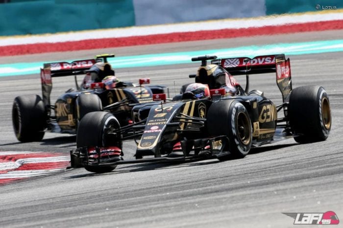 Lotus na pista em Sepang. Impeto de Grosjean e Maldonado ainda é o "problema maior" (LaF1)