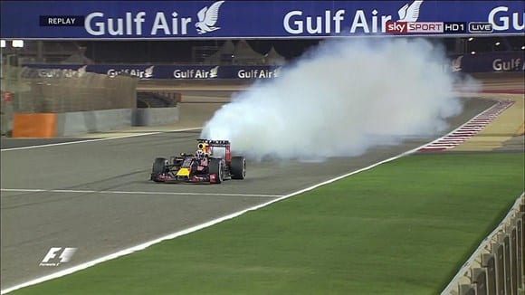 Riccardo estoura motor na chegada. Red Bull vive tempos melancólicos (Reprodução / Sky Sport