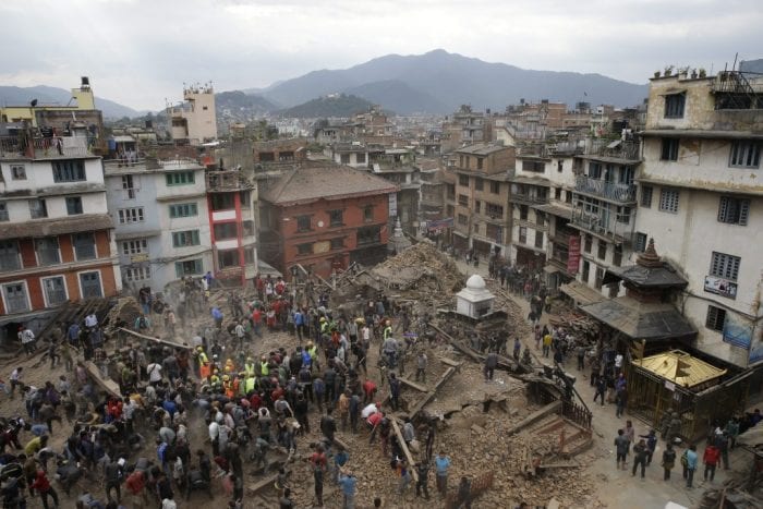epa04720089 People search for survivors under the rubble of collapsed buuildings in Kathmandu Durbar Square, after an earthquake caused serious damage in Kathmandu, Nepal, 25 April 2015. At least around 600 people have been killed and hundreds of others injured in a 7.9-magnitude earthquake in Nepal, according to the country's Interior Ministry. People were being rescued from the rubble of collapsed buildings. Temples have crumbled all over the city, and houses and walls have collapsed. EPA/NARENDRA SHRESTHA