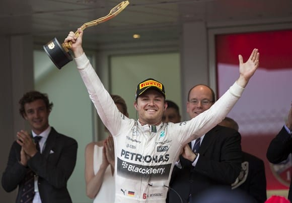 Rosberg extravasa a alegria na recepção real. Vitória caiu no colo e deu fôlego para o campeonato. (AP)