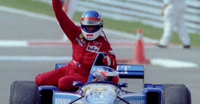 Alesi "cavalga" a Benetton de Schumacher em Montreal, 1995. Primeira e única vitória do francês completa 20 anos (Getty Images)