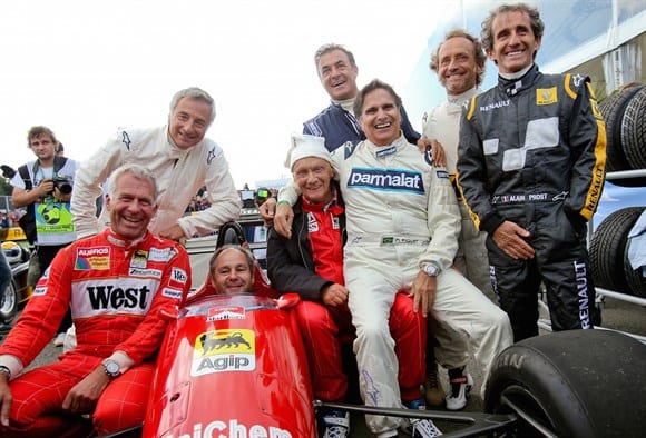 Da esquerda para a direita: Christian Danner, Riccardo Patrese (acima), Gerhard Berger (no carro), Niki Lauda, Jean Alesi (atrás de Lauda), Nelson Piquet (sentado em Lauda), Pierluigi Martini e Alain Prosto (de macacão preto). Os "bacanas" em Spielberg (Getty Images)