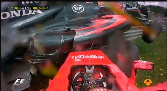 Alonso passa por cima de Raikkonen no acidente causado pelo finlandês. Batida de gente grande na largada (TV)