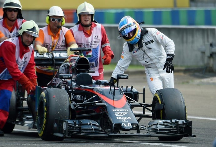 Alonso empurrando o McLaren nos treinos. Terminou num bom quinto (AFP)