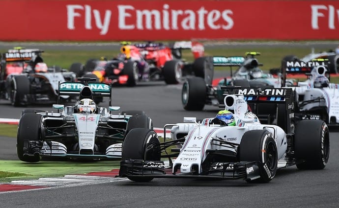 Massa relargou defendendo-se de Hamilton. O brasileiro fez uma grande corrida, infelizmente prejudicada pelo erro de estratégia da Williams. Ele terminou em quarto (AFP)