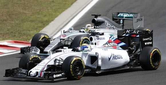 Massa chegou a duelar com Hamilton no início do GP. Williams teve um fim de semana tenebroso e terminou em 12º (AP)