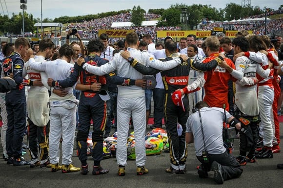 Pilotos reunidos na homenagem a Jules Bianchi, que emocionou o autódromo e os fãs (AP)