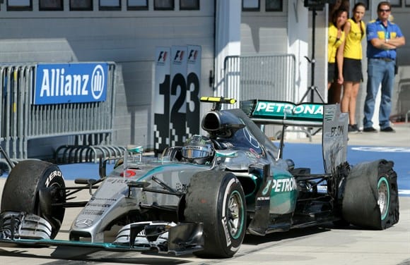 Rosberg chega com o pneu furado aos boxes nas últimas voltas. Toque com Riccardo custou a aproximação a Hamilton no campeonato (AP)