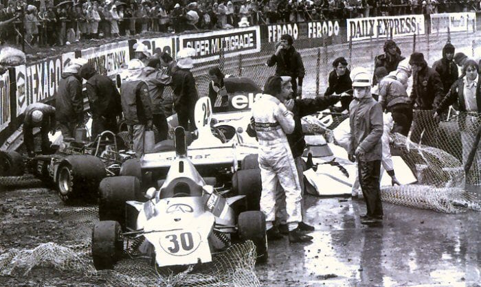 A confusão na curva Stowe em 1975, com Pace e Wilson Fittipaldi (carro 30) envolvidos. Era a última vitória de Emerson na F1 (GP Expert)