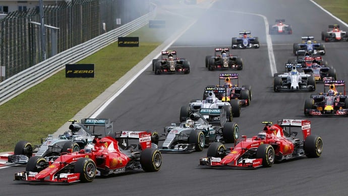 Vettel e Raikkonen pulam sobre as Mercedes na largada. Manobra do alemão no início definiu o GP (Reuters)