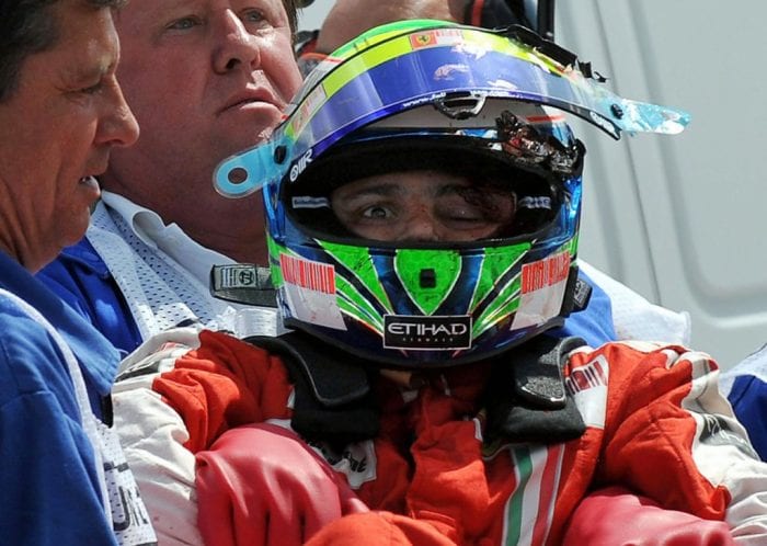 Massa retirado do carro logo após o choque na barreira de pneus na Hungria, 2009. Ele perdera a consciência depois de ser acertado pela mola do carro de Rubinho (Hungarian Newspaper)