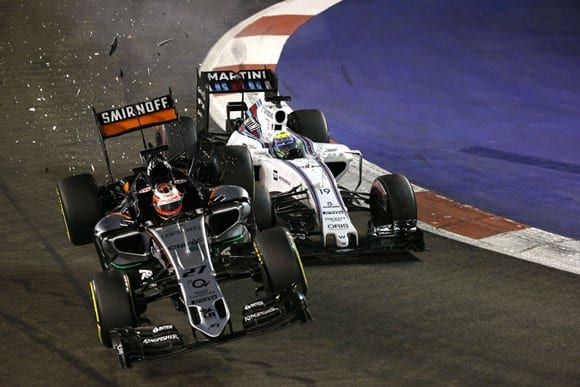 Massa e fechado por Nico Hulkenberg na saída dos boxes. O alemão da Force India bate e abandona. Massa teve um fim de semana difícil e abandonaria voltas depois, com problemas no cambio (AP)