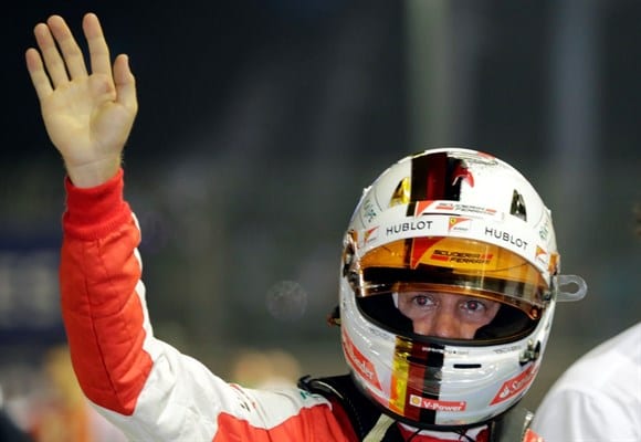 Vettel celebra mais uma vitória, a 42ª da carreira, que o coloca como o terceiro maior vencedor da história da F1 (AP)