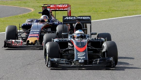 Alonso, antes de ser superado por Verstappen. Espanhol está sem paciência com a Honda e esbravejou "motor de GP2" no radio sem cerimônia (AP)