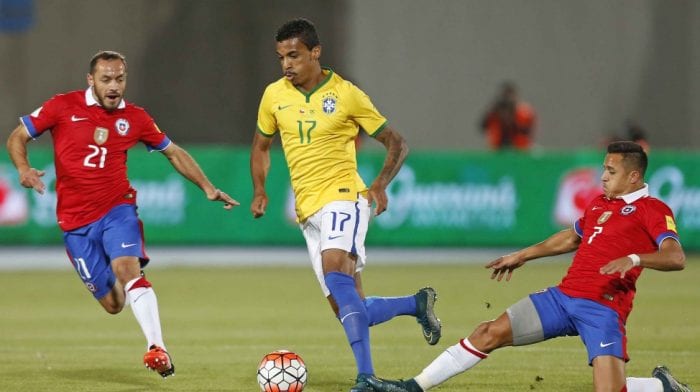Luis Gustavo durante partida entre Brasil e Chile (Rafael Ribeiro / CBF)