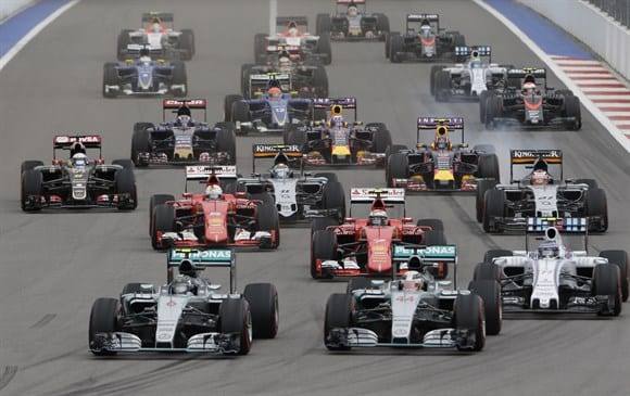 Largada em Sóchi. Rosberg segura Hamilton "a unha", mas seria traído pela embreagem voltas depois (AP)