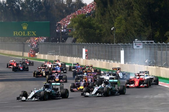 Na largada, Rosberg define sobre Hamilton e Vettel toca em Riccardo (Getty Images)