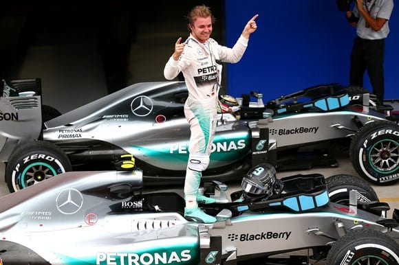 Rosberg celebra a segunda seguida neste fim de ano da F1. Corrida chata, com lembranças à França e bom público nas arquibancadas de Interlagos (Getty Images)