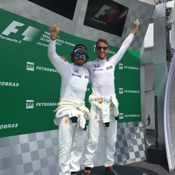 Alonso e Button "brincam e se divertem" no pódio de Interlagos (McLaren)