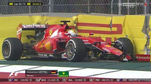 Vettel abandonando a prova depois de uma corrida desastrosa. Ele e Raikkonen não viram a quadriculada, protagonizando o primeiro abandono duplo da Ferrari em nove anos (Twitter)