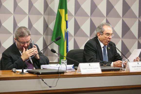 O relator Antonio Anastasia e o presidente da Comissão do Impeachment, Raimundo Lira, durante sessão para discutir relatório sobre processo de impeachment da presidenta afastada Dilma Rousseff (Antonio Cruz/Agência Brasil)